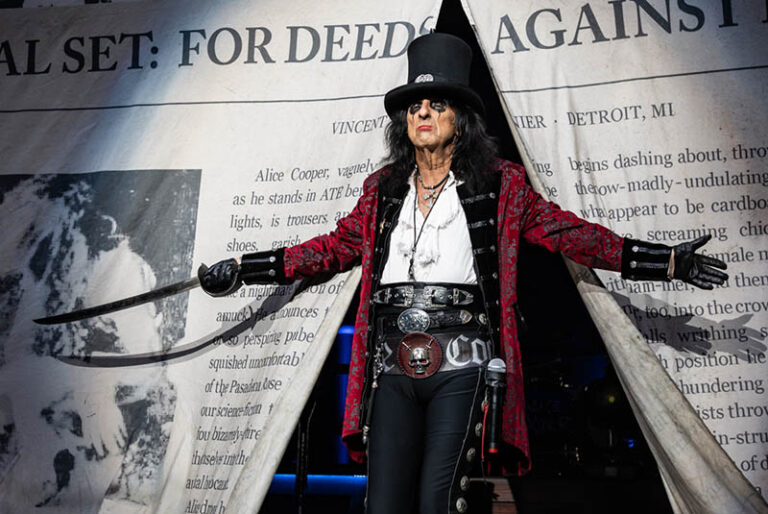 “Detroit’s Freaks on Parade: Rob Zombie, Alice Cooper, Ministry, and Filter Unleash Chaos at Pine Knob